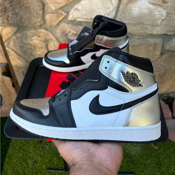 Air Jordan 1 High “Silver Toe” Size 11 Women / 9.5 Men - Picture 6 of 10